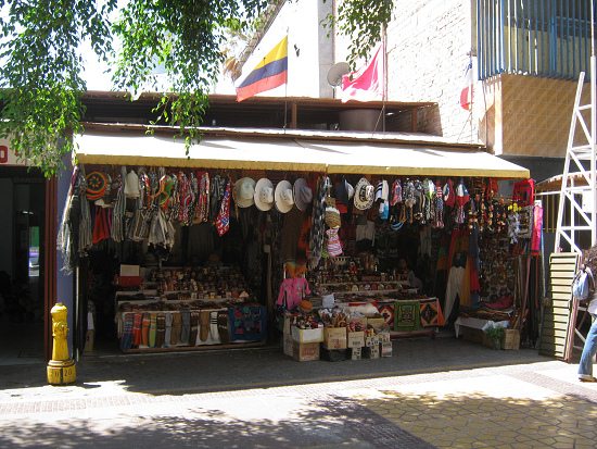 Die beiden Verkaufsstände mit
Kunsthandwerk mit Hüten, Kleidern und Webereien,
Totalansicht Die beiden Verkaufsstände mit Kunsthandwerk
mit Hüten, Kleidern und Webereien, Totalansicht