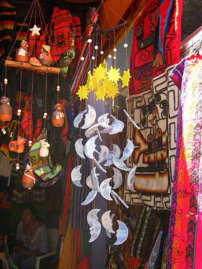 Mobiles aus Keramik. Leider gab
es keine Mobiles mit Meermuscheln Mobiles aus Keramik. Leider gab es
keine Mobiles mit Meermuscheln