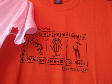 T-Shirt mit dem Design von
Geoglyphen, Nahaufnahme: Da waren eine
Katze, ein Ausserirdischer mit Antennen
auf dem Kopf, und eine Ende. T-Shirt mit dem Design von
Geoglyphen, Nahaufnahme: Da waren eine
Katze, ein Ausserirdischer mit Antennen
auf dem Kopf, und eine Ende.