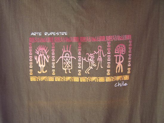 Schwarzes
T-Shirt mit Petroglyphen-Designs, drei
Ausserirdische und ein Pärchen mit einem
Ausserirdischen Schwarzes T-Shirt mit
Petroglyphen-Designs, drei
Ausserirdische und ein Pärchen mit einem
Ausserirdischen