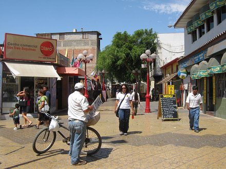 Der Platz mit dem Verk�ufer mit dem
                              Velo (Fahrrad)