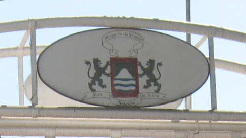 Das
Wappen von Arica über dem Portal der
Thomson-Passage Das Wappen von Arica über
dem Portal der Thomson-Passage