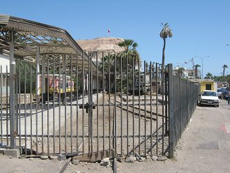 La estaci�n de trenes cerrada para Bolivia
                        con el cerro Morro (02)