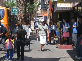 Calle 18 de Septiembre, uniformes escolares