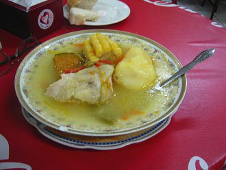 Eine chilenische Eintopfsuppe (cazuela) mit
                    Fleisch