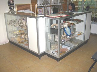 Der Eingangsbereich mit
Vitrinen mit Kunsthandwerk aus Meeresmuscheln
und Meerschnecken Der Eingangsbereich mit Vitrinen mit
Kunsthandwerk aus Meeresmuscheln und
Meerschnecken