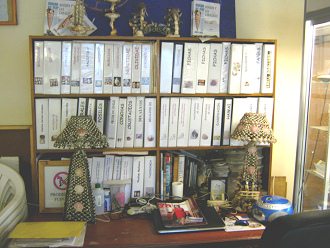 Der Eingangsbereich mit
dem Büchergestell und den Büchern Der Eingangsbereich mit dem Büchergestell
und den Büchern