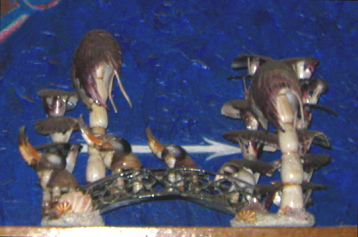 Artesan�a de conchas del mar, un puente