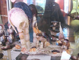 Artesan�a de conchas del mar, isla con
                        elefantes y con palmeras