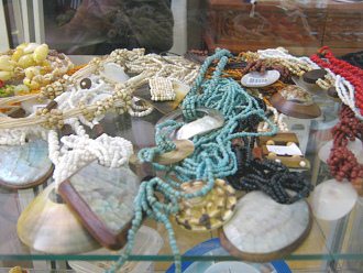 Artesan�a de caracoles y de caracoles del
                        mar, collares 03