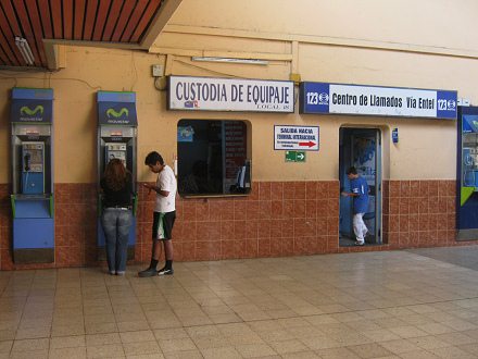 Gep�ckaufbewahrung und Telefon
                        ("centro de llamadas")