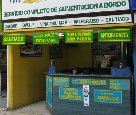 Ventanilla de la agencia Expreso Norte,
                        primer plano