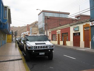 Strasse des 21. Mai, ein arrogantes Auto
                        mit Antrieb 4 mal 4