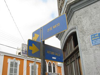 Strassenschilder der Strasse des
                                21. Mai und der Arturo-Gallo-Strasse