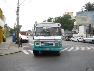 Strasse des 21. Mai, gr�ner Bus der
                                Linie 5