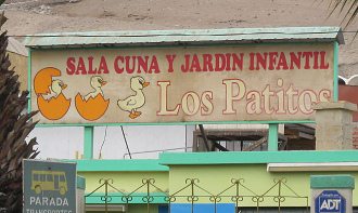 18.-September-Allee, Kindergarten
                          "Die Entchen" ("Los
                          Patitos"), die Tafel