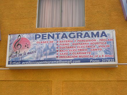 18.-September-Allee, Musikschule
                          "Pentagramm"
                          ("Pentagrama"), die Tafel