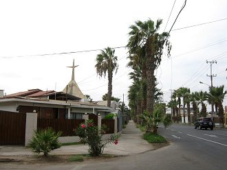 18.-September-Allee, nun kommt da ein
                        Kirchturmspitz hervor