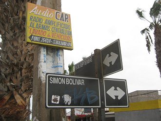 Die Strassenschilder der
                        18.-September-Allee und der Bolivar-Allee