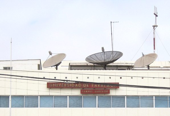 18.-September-Allee, die
                          Tarapaca-Universit�t, die Beschriftung an der
                          Fassade