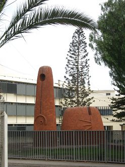 18.-September-Allee, ein
                                Bienenstock im Garten der Universit�t
                                Tarapaca (03)