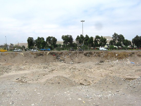 18.-September-Allee, eine grosse Grube beim
                        Castillo-Ibaceta-Kreisel (02)