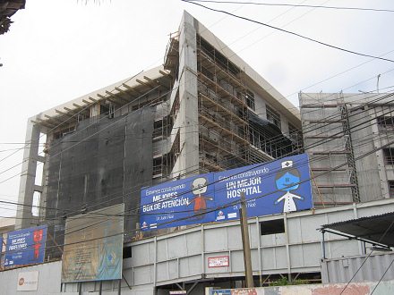 La avenida 18 de Septiembre, un
                            hospital en construcci�n