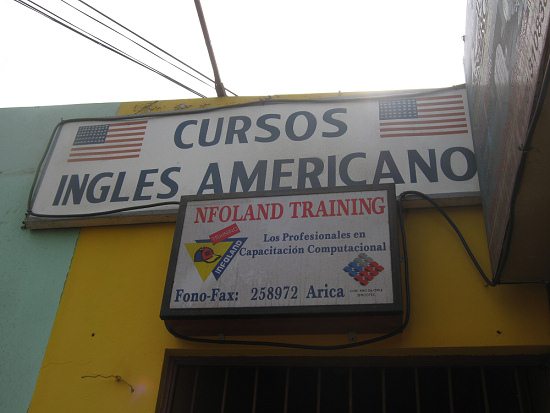 Calle 21 de Mayo, un centro de estudios,
                          placa con cursos de ingl�s americano