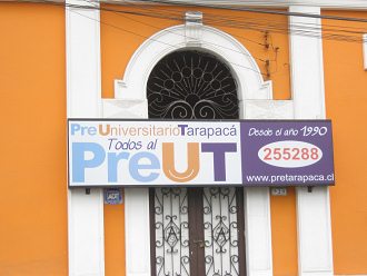 Calle 21 de Mayo, colegio
                          preuniversitairo PreUt, placa