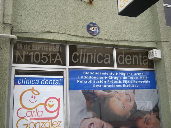 La avenida 18 de Septiembre N� 1051-A,
                          una cl�nica dental, la placa