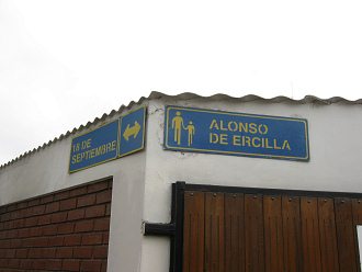 Placas de la avenida 18 de Septiembre con
                        el pasaje Alonso Ercilla