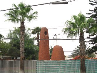Avenida 18 de Septiembre, un abejar
                                en el jard�n de la universidad Tarapac�
                                (02)