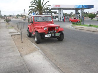 Avenida 18 de Septiembre, un grifo con un
                        carro 4 por 4