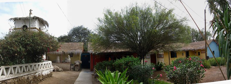 Kunsthandwerkerdorf in Arica, der
Kapellenturm mit noch mehr Häuschen Kunsthandwerkerdorf in Arica, der
Kapellenturm mit noch mehr Häuschen