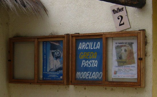 Kunsthandwerkerdorf von Arica, die
                              Aush�nge an der Keramikwerkstatt Nr. 2 mit
                              Ton (arcilla), Tonerde (greda) und
                              Modellierpaste, und da ist auch noch ein
                              Hund...