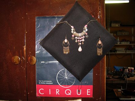 Kunsthandwerkerdorf von Arica,
                            Werkstatt Nr. 9 (Schmuckwerkstatt), Kollier
                            und Ohranh�nger