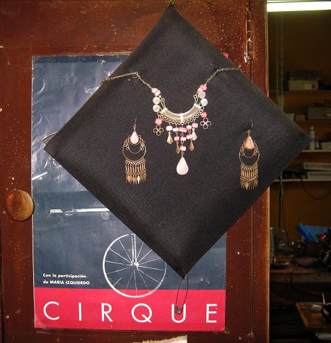 Kunsthandwerkerdorf von Arica,
                            Werkstatt Nr. 9 (Schmuckwerkstatt), Kollier
                            und Ohranh�nger, Nahaufnahme