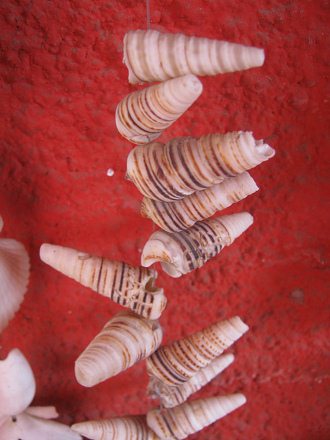 Keramikwerkstatt, eine Schneckenkette
                            01