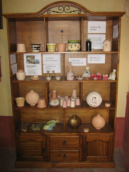 Die
                            Wohnwand mit der Keramik drin