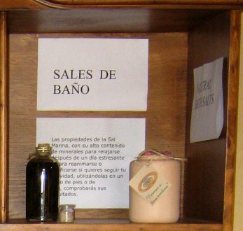 Die Wohnwand der Keramikwerkstatt:
                            Merkbl�tter �ber Meersalz f�rs Bad