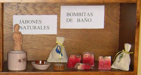 Die Wohnwand der Keramikwerkstatt:
                            Nat�rliche Seiten und Badekugeln