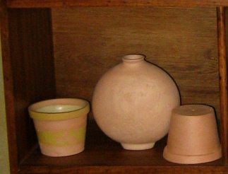 Die Wohnwand der Keramikwerkstatt:
                            �lkanne und Blument�pfchen