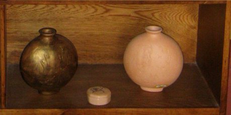 Die Wohnwand der Keramikwerkstatt:
                            �lkanne roh und bemalt