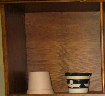 Die Wohnwand der Keramikwerkstatt:
                            Blument�pfchen roh und bemalt