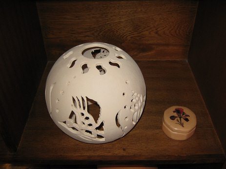 Die Wohnwand der Keramikwerkstatt: die
                            Kerzenlampe