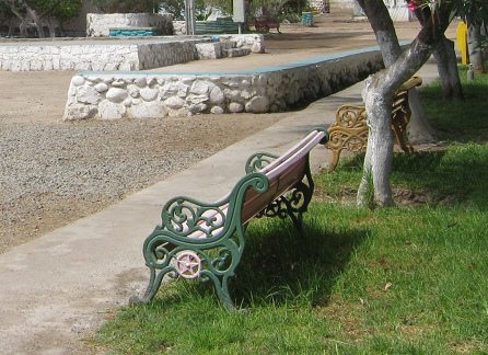 Kunsthandwerkerdorf von Arica,
                              zentraler Platz 04, die B�nke mit dem
                              Stern der chilenischen Fahne [7]