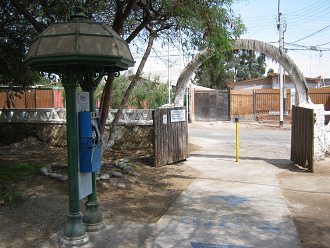 Kunsthandwerkerdorf von Arica, der
                            Ausgang mit Telefonkabine