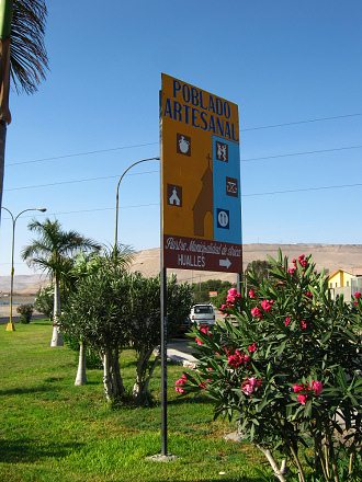 Die Hinweistafel zum
                              Kunsthandwerkerdorf am Ibaceta-Kreisel
                              habe ich erst auf dem R�ckweg gesehen...