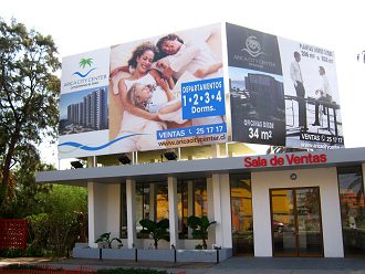 Velasquezallee, Plakat mit dem
                                    Angebot zum Kauf von Wohnungen