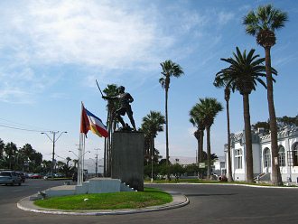 Velasquezallee, das Denkmal mit
                                    dem Oberstleutnant Juan Jos� San
                                    Mart�n